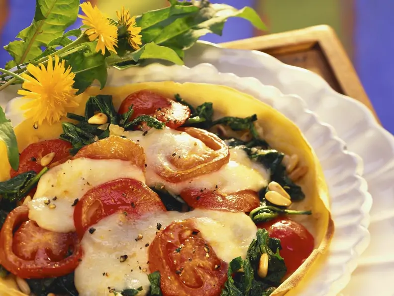 Pfannkuchen mit Tomaten, Mozzarella und Löwenzahn