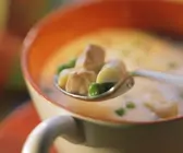Spargelsuppe mit Erbsen und Lachs