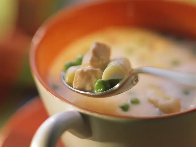 Spargelsuppe mit Erbsen und Lachs