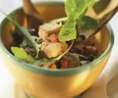 Brotsalat mit verschiedenem Gemüse und Basilikum