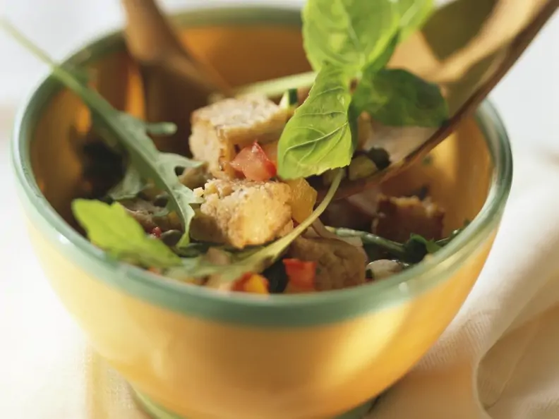 Brotsalat mit verschiedenem Gemüse und Basilikum