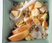 Müsli aus Apfel, Dickmilch und Rosinen