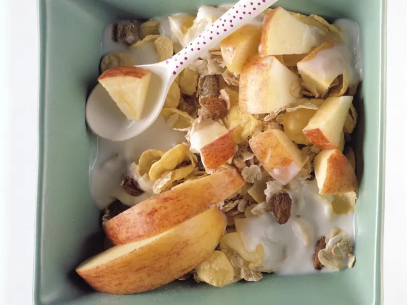 Müsli aus Apfel, Dickmilch und Rosinen