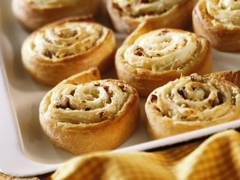Dinkelschnecken mit Äpfeln und Nüssen