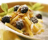 Süße Nudeln mit Brombeere und Mandel