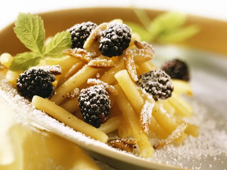Süße Nudeln mit Brombeere und Mandel