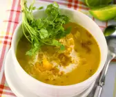 Cremige Paprikasuppe mit Curry und Koriander