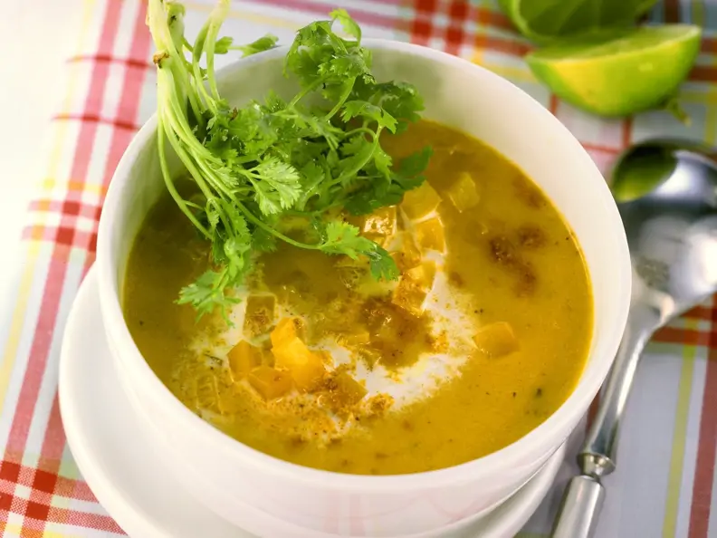 Cremige Paprikasuppe mit Curry und Koriander