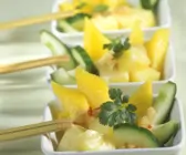 Scharfer Gurkensalat mit Ananas und Mango