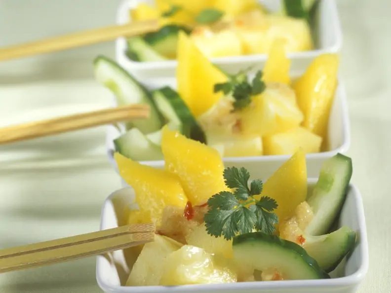 Scharfer Gurkensalat mit Ananas und Mango