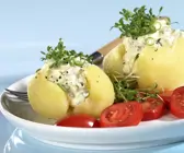 Kartoffeln mit Lauchzwiebelquark und Tomatenschreiben