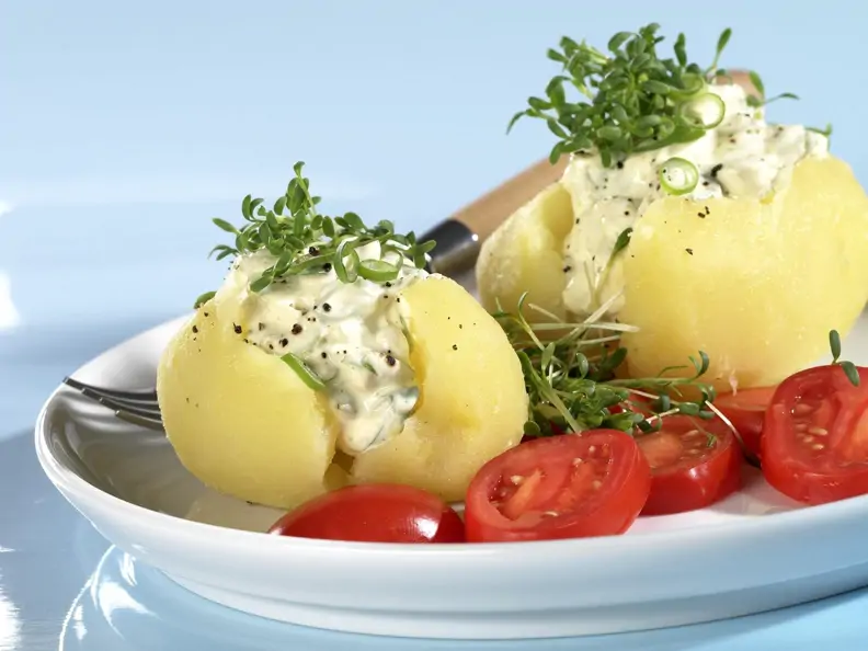 Kartoffeln mit Lauchzwiebelquark und Tomatenschreiben