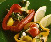 Gegrillte halbe Paprika mit Schafskäse-Tomaten-Füllung