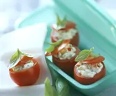 Tomaten gefüllt mit Oliven-Frischkäse