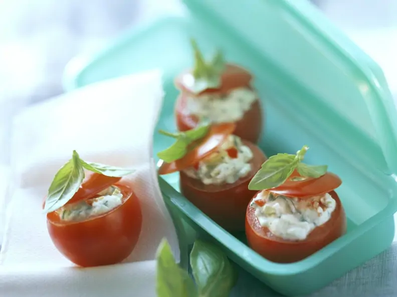Tomaten gefüllt mit Oliven-Frischkäse