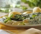 Pellkartoffeln mit Kräutersabayon sowie weißem und grünen Spargel