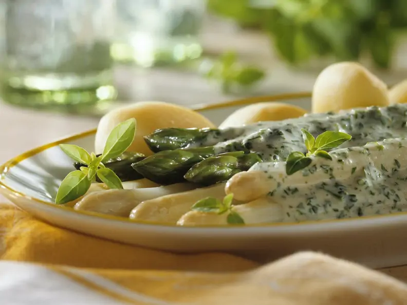 Pellkartoffeln mit Kräutersabayon sowie weißem und grünen Spargel