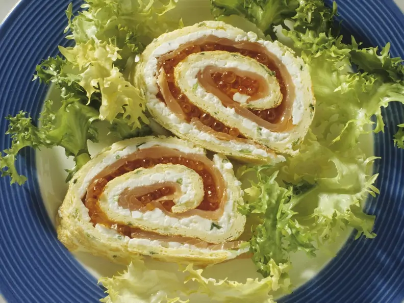 Eier-Lachs-Röllchen mit Kaviar und Hüttenkäse