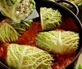 Wirsingwickel mit Putenfüllung in Tomatensugo