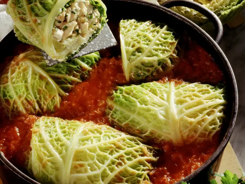 Wirsingwickel mit Putenfüllung in Tomatensugo