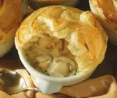 Champignonsuppe mit Blätterteighaube