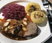 Schmorbraten mit Blaukraut und Kartoffelknödel mit Füllung
