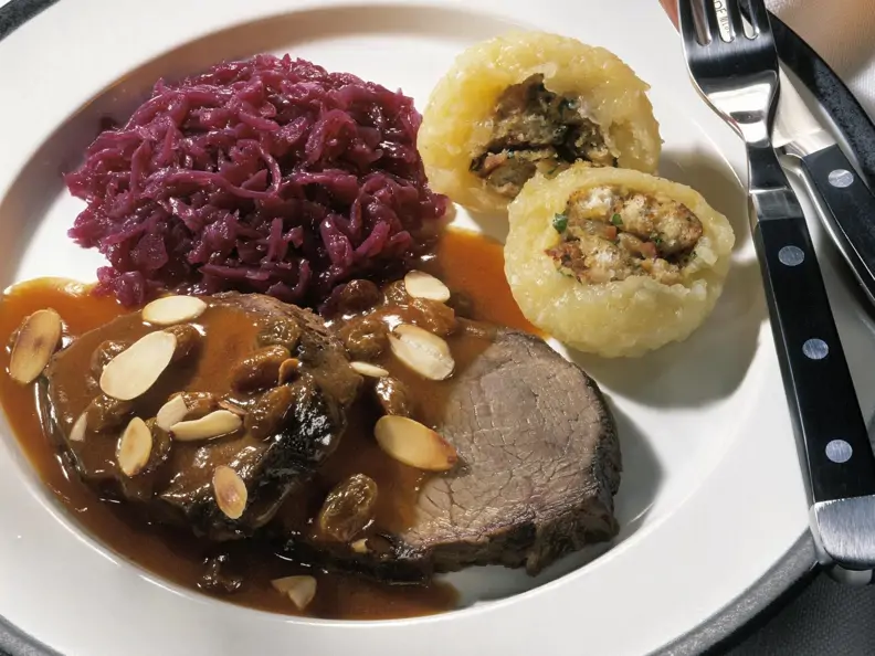 Schmorbraten mit Blaukraut und Kartoffelknödel mit Füllung