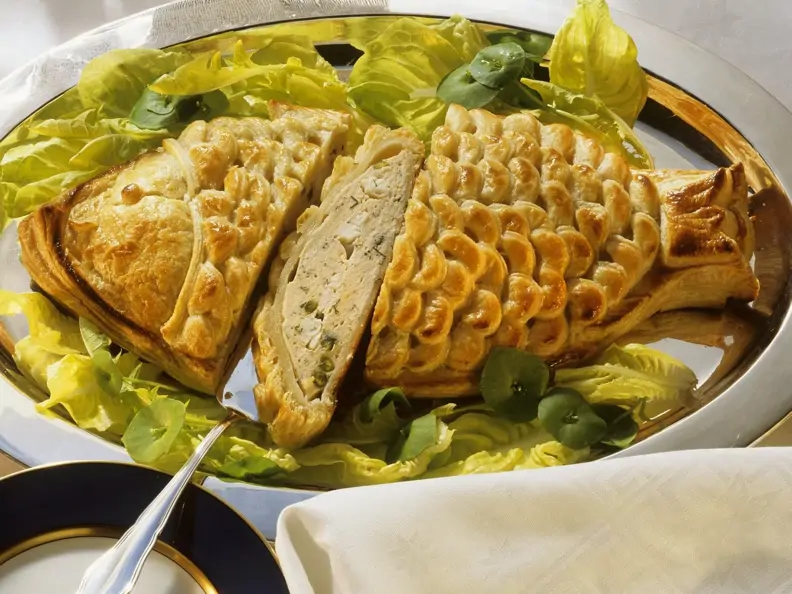 Blätterteig gefüllt mit Fisch und Ei