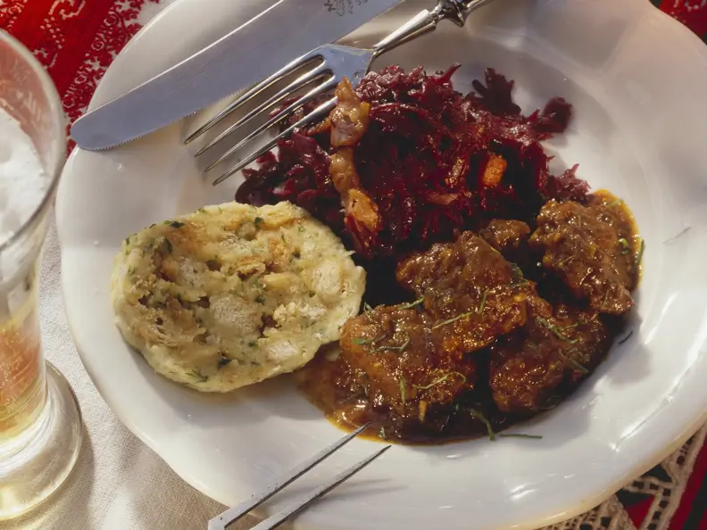 Gänseragout mit Serviettenknödel