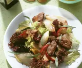 Blattsalat mit Geflügelleber