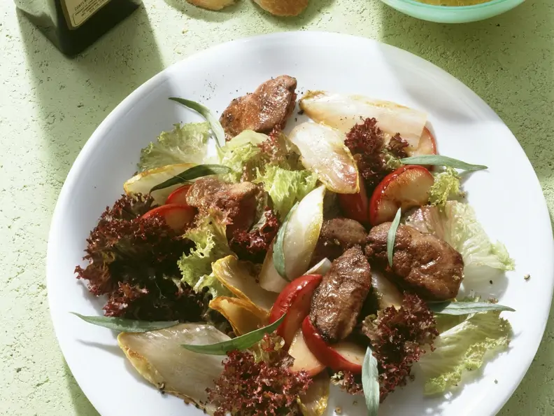 Blattsalat mit Geflügelleber