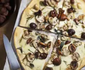 Pizza mit Maroni und Champignons