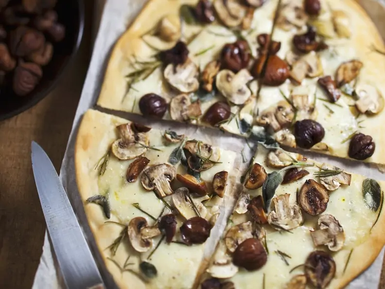 Pizza mit Maroni und Champignons
