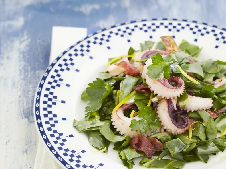 Mangoldsalat mit Calamari und Salami