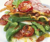 Spargelsalat mit Spinat und Serranoschinken