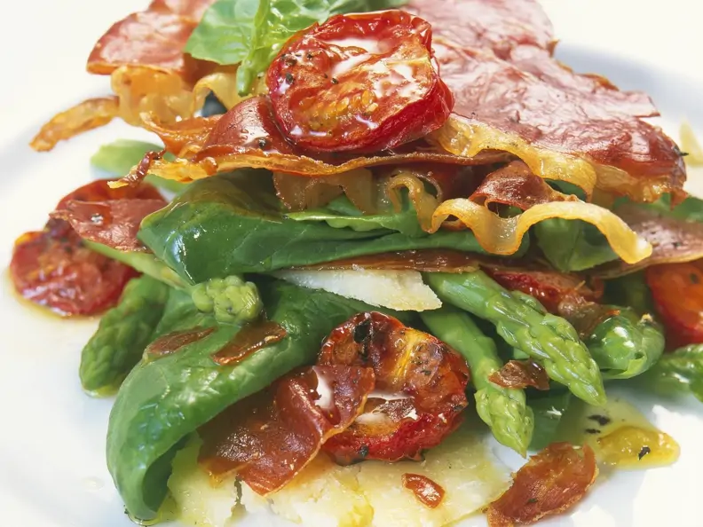 Spargelsalat mit Spinat und Serranoschinken