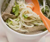 Nudelsuppe mit Rindfleisch auf asiatische Art