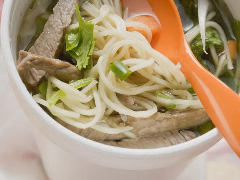 Nudelsuppe mit Rindfleisch auf asiatische Art