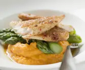 Gebratener Pangasius mit grünem Spargel und Süßkartoffelbrei