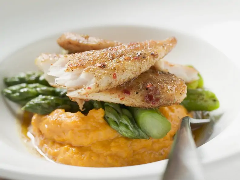 Gebratener Pangasius mit grünem Spargel und Süßkartoffelbrei