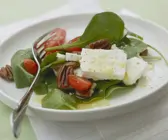 Spinatsalat mit Pecanüssen, Feta und Cherrytomaten