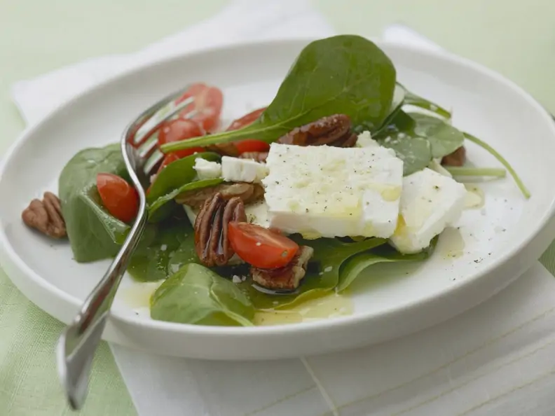 Spinatsalat mit Pecanüssen, Feta und Cherrytomaten