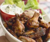 Würzige Chicken Wings mit Blattsalat