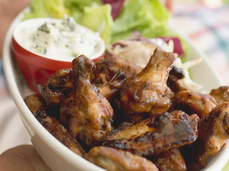 Würzige Chicken Wings mit Blattsalat