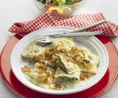 Maultaschen mit Zwiebeln dazu Blattsalat