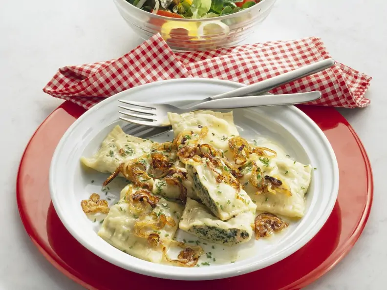 Maultaschen mit Zwiebeln dazu Blattsalat