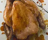 Gebratenes Hähnchen mit Kräutern