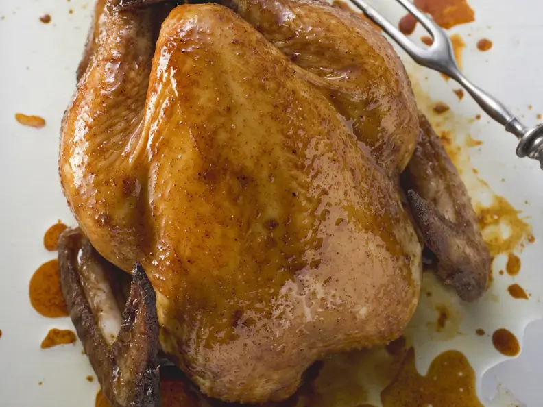 Gebratenes Hähnchen mit Kräutern