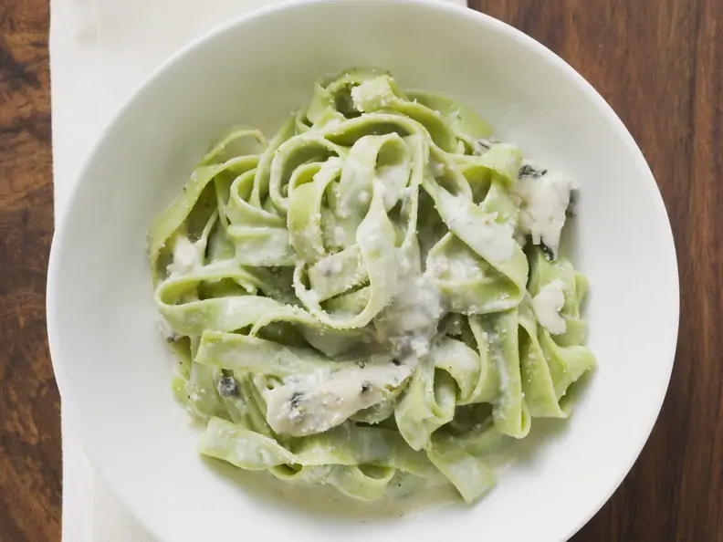 Grüne Pasta mit Blauschimmelkäse