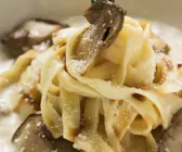 Bandnudeln mit Sahnesoße und Steinpilzen